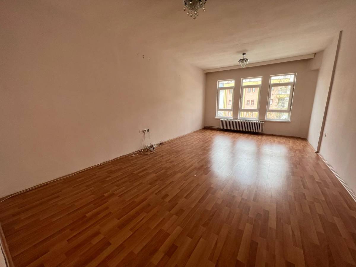 İSMAİL KARADENİZ EMLAKTAN YUNUS EMRE CAD DE ORTA KAT ÖN CEPHE SATILIK DAİRE