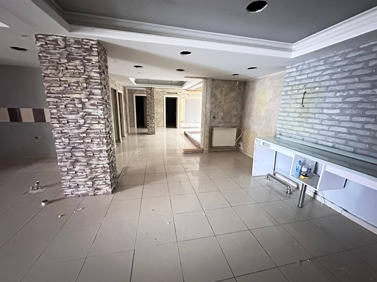 İSMAİL KARADENİZ EMLAKTAN NURİ PAMİR CADDESİNDE 200 M2 KİRALIK DÜKKAN