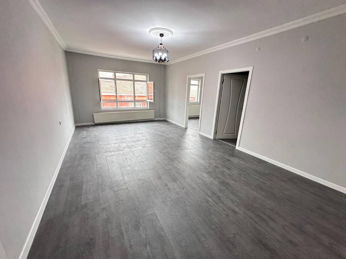 İSMAİL KARADENİZ EMLAKTAN FULL YAPILI CADDE YAKINI ÜST KATTA SATILIK DAİRE