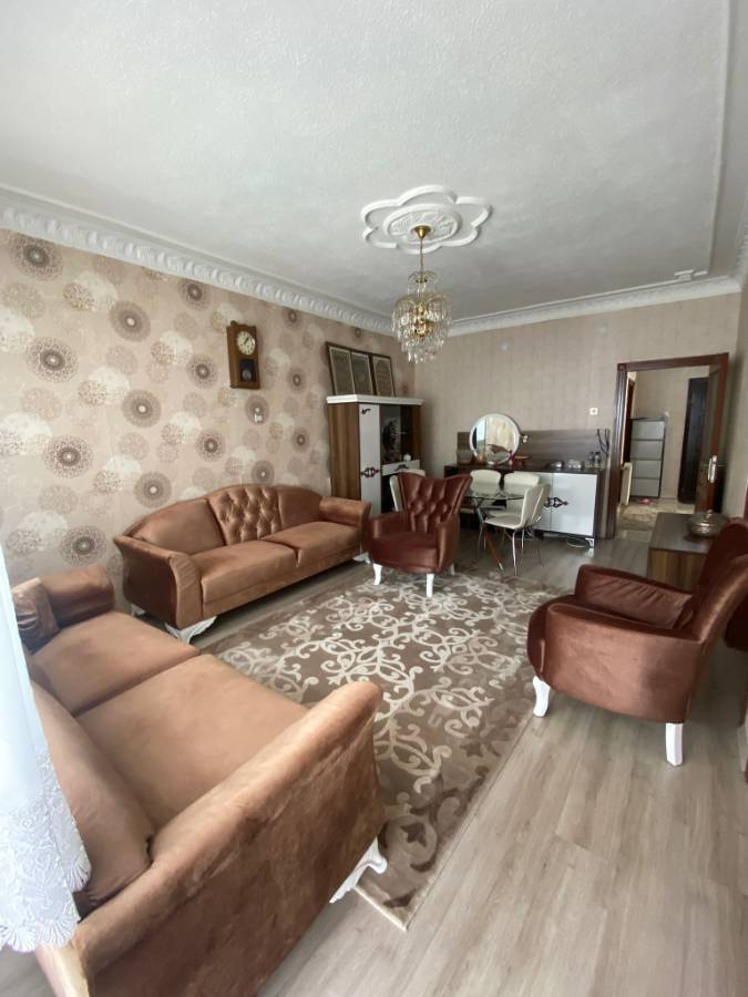 İSMAİL KARADENİZ EMLAKTAN  TEPEBAŞI MAHALLESİNDE ARA KAT, CADDE YAKINI, 3+1 SATILIK DAİRE