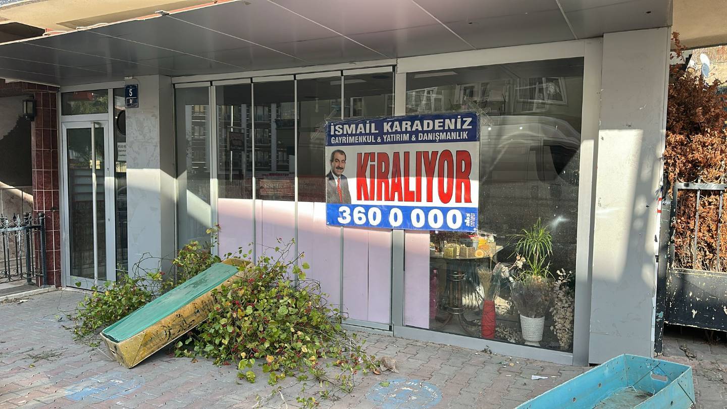 İSMAİL KARADENİZ EMLAKTAN YAKACIK MAHALLESİNDE FATİH CADDESİ YAKINI SATILIK DÜKKAN