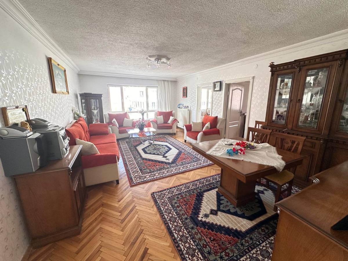 İSMAİL KARADENİZ EMLAKTAN  19 MAYIS MAHALLESİNDE ARA KAT, GENİŞ, CADDE &Uuml;ZERİ, YAPILI MUTFAKLI 3+1 SATILIK DAİRE