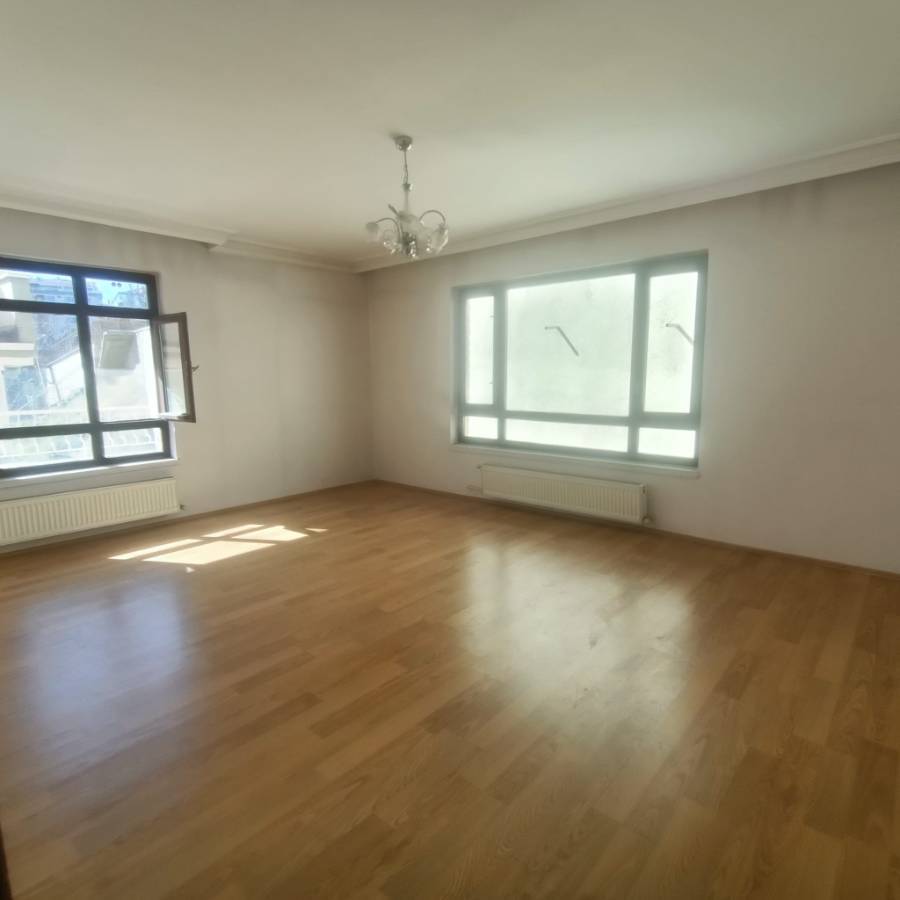 İSMAİL KARADENİZ EMLAKTAN  &Ccedil;İ&Ccedil;EKLİ MAHALLESİNDE KATTA, CADDE &Uuml;ZERİ, 3+1 KİRALIK DAİRE