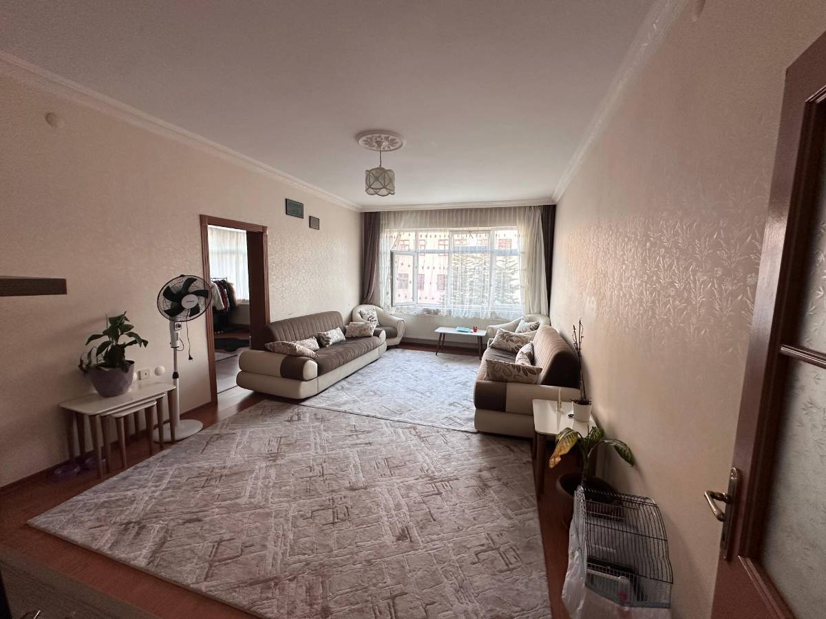 İSMAİL KARADENİZ EMLAKTAN  ŞEVKAT MAHALLESİNDE ARA KAT, GENİŞ, 3+1 SATILIK DAİRE