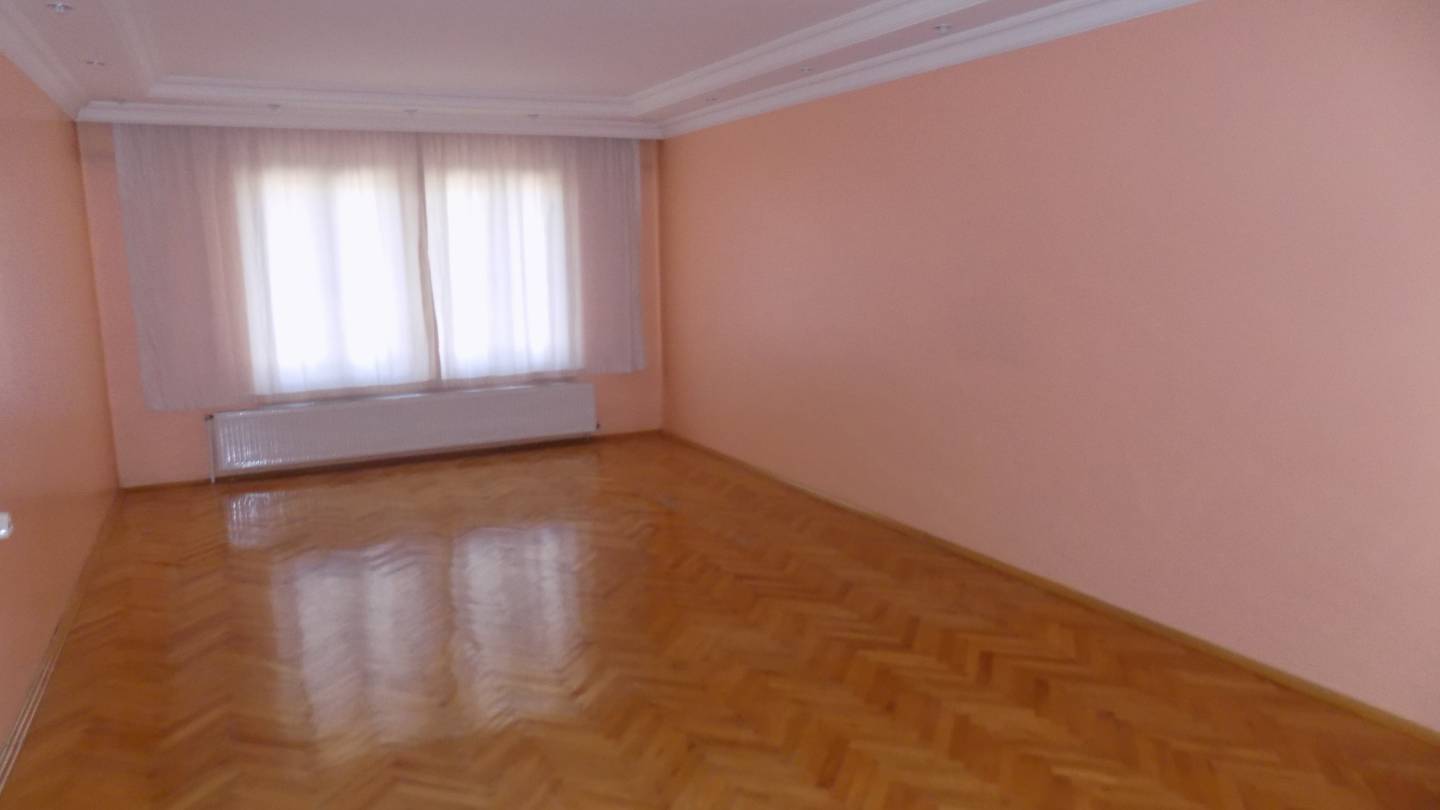 GÜÇLÜKAYA MH.' NDE ARA KATTA ASANSÖRLÜ FERAH MERKEZİ YERDE KİRALIK DAİRE