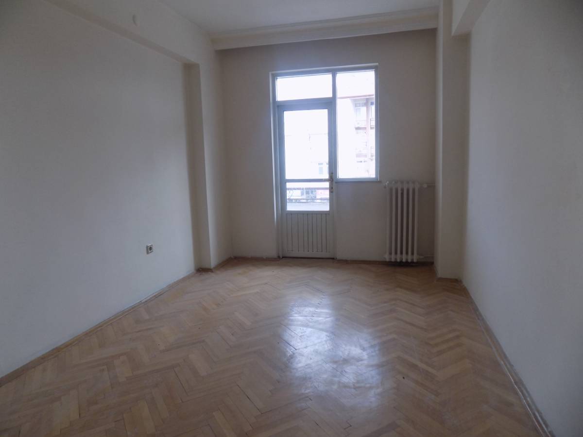 SANATORYUM CADDE ÜZERİNDE ASANSÖRLÜ 135m2 EŞYALI KİRALIK DAİRE