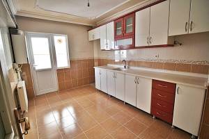 ALSANCAK MAH.DE 3+1 CADDE ÜZERİNDE KATTA MASRAFSIZ DAİRE