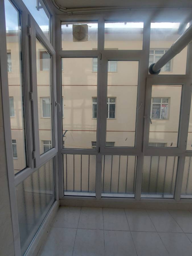 İSMAİL KARADENİZ EMLAKTAN TEPEBAŞI MAHALLESİNDE ARA KAT, ÖN CEPHE, YAPILI, 3+1 SATILIK DAİRE